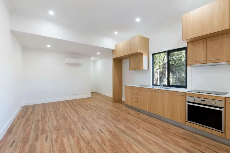 Apartamento recém-reformado, vazio e limpo, com cozinha planejada